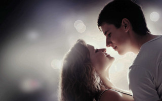 Man woman kissing light background - a light background free wallpaper