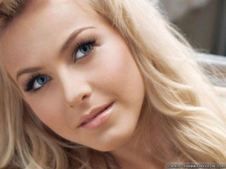 Blonde blueeyed woman posing photorealistic - perfect eye free wallpaper