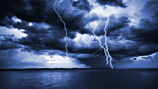 Storm ocean lightning sky hitting - a storm free wallpaper