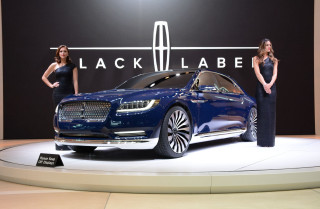 Two women blue car showroom - a showroom free wallpaper