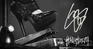 High heels metal box graffiti - handwritten free wallpaper