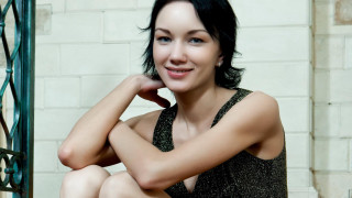 Woman sitting step hand chin - a step free wallpaper