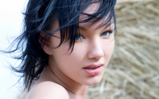 Woman blackhair blueeyes bales posing - a picture in front free wallpaper for desktop