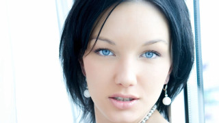 Woman pearl necklace serious look - daphne allen free wallpaper