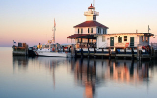 Boat pier building flag cityscape - side and a flag free wallpaper