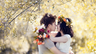 Couple kissing tree flowers man 2 - romantic free wallpaper for desktop