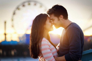 Man woman kissing ferris wheel - facial muscle free wallpaper