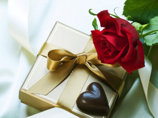 Rose chocolate hearts gift box - a gift box free wallpaper