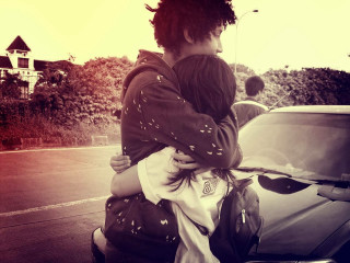 Woman child hug car street - quito school free wallpaper