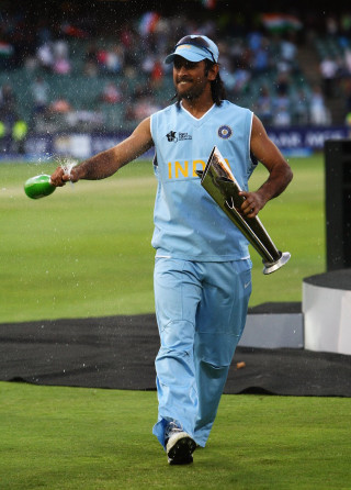 Man blue uniform holding trophy - dada free wallpaper for mobile