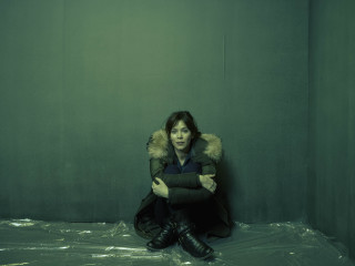 Woman sitting plastic sheet green - plastic free wallpaper