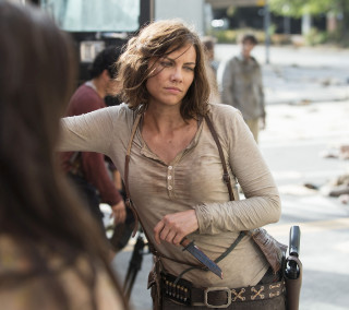 Woman knife looking another woman - her hand and a man in the background free wallpaper