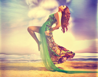Woman green dress beach legs - a green dress free wallpaper for desktop