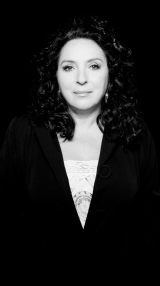 Adrienn henczné deák curly hair - a black jacket free wallpaper for mobile