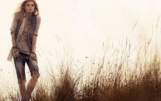 Woman field grass hands pockets - her pocket free wallpaper