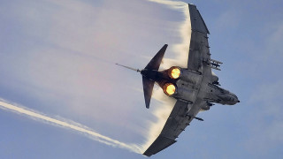 Fighter jet blue sky smoke 9 - dynamic perspective free wallpaper