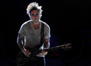 Mohawk man guitar dark shock - attractive free wallpaper