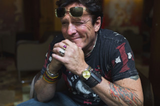 Tattooed man smiling ring portrait - his finger free wallpaper