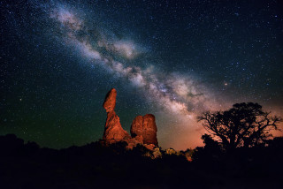 Night sky stars rock formation 5 - a night sky free wallpaper for desktop