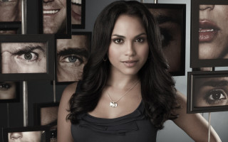 Woman standing wall pictures eyes - a necklace free wallpaper