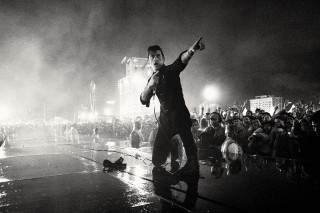 Man stage microphone crowd watching 2 - billie waters free wallpaper