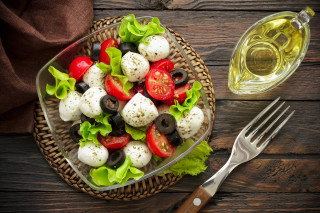 Salad mozzarella olives bowl fork - a salad free wallpaper