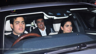 Man woman car backseat looking - don arday free wallpaper for desktop