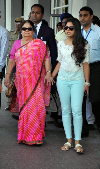 Woman pink sari man suit - bapu free wallpaper for mobile