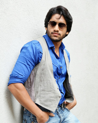 Man vest sunglasses leaning wall - bholekar srihari free wallpaper for mobile