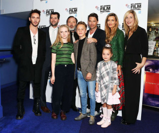 Group people blue carpet white - alan sutherland free wallpaper