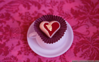 Heart cupcake plate tablecloth pink - a tablecloth free wallpaper