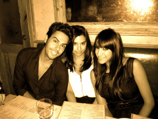 Man women table menus wine - olive skin free wallpaper