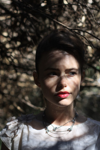 Woman red lipstick tree frisbee - a tree free wallpaper for mobile