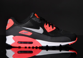 Nike air max reflection flames - a black surface free wallpaper