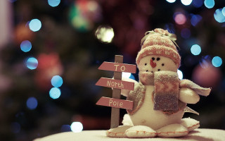 Snowman holding sign christmas tree - a christmas tree in the background free wallpaper