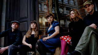 Group bench building clock sitting - a bench in front free wallpaper