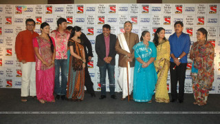 Group people stage backdrop wall - a wall behind them free wallpaper