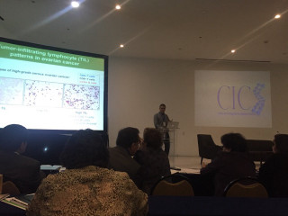 Man crowd presentation screen speaking - eduardo lefebvre scovell free wallpaper