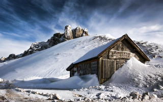 Small wooden building snowy mountain - photography free wallpaper