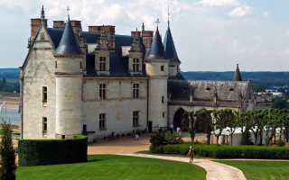 Castle walkway person sunny day - front of it free wallpaper