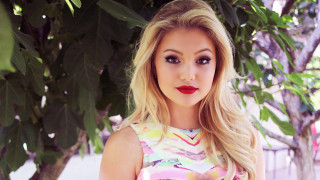 Woman blonde hair red lipstick 4 - a red lipstick free wallpaper