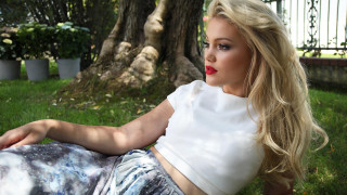 Woman sitting grass red lipstick - photoshoot free wallpaper for desktop