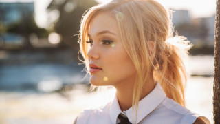 Blonde woman tie sun eyes - sunlight free wallpaper