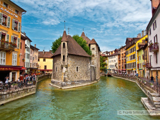 River city tall buildings clock 3 - a river free wallpaper for desktop