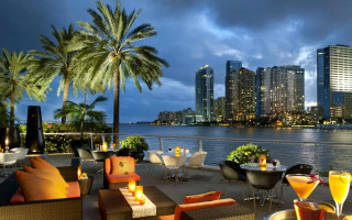 Cityscape night palmtrees restaurant tables - cityscape free wallpaper