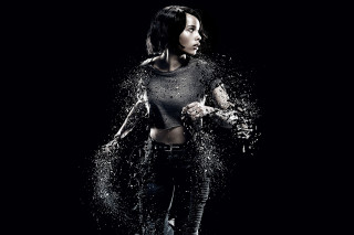 Woman black top splashing water - a black top free wallpaper