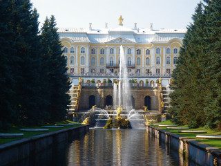 Large building fountain trees people 2 - a fountain in front free wallpaper