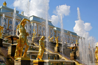 Fountain statues building sky background - gaudy free wallpaper