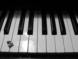 Black white apple piano keyboard - a piano keyboard free wallpaper
