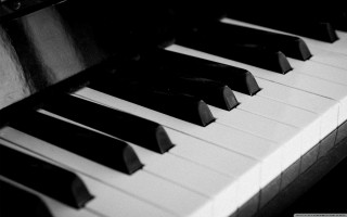 Piano keyboard closeup black white - key free wallpaper